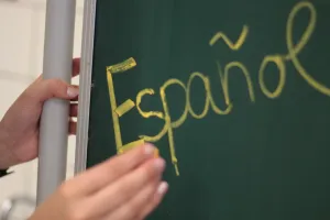 Eleganckie biurko z piórem i czystą kartką papieru, symbolizujące przygotowanie do rozmowy o podwyżce.
