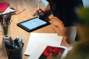 Nowoczesne biuro z laptopem i symbolem NATO na biurku, podkreślające profesjonalny charakter pracy w strukturach sojuszu.